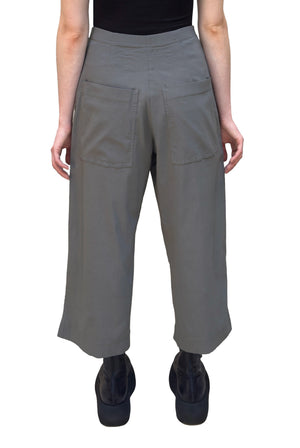 Women's regular rise wide leg pant with front slash pockets, back patch pockets and flat elastic waistband. Made in a stretch technical fabric from black Label. In colour dark grey. Back view. 