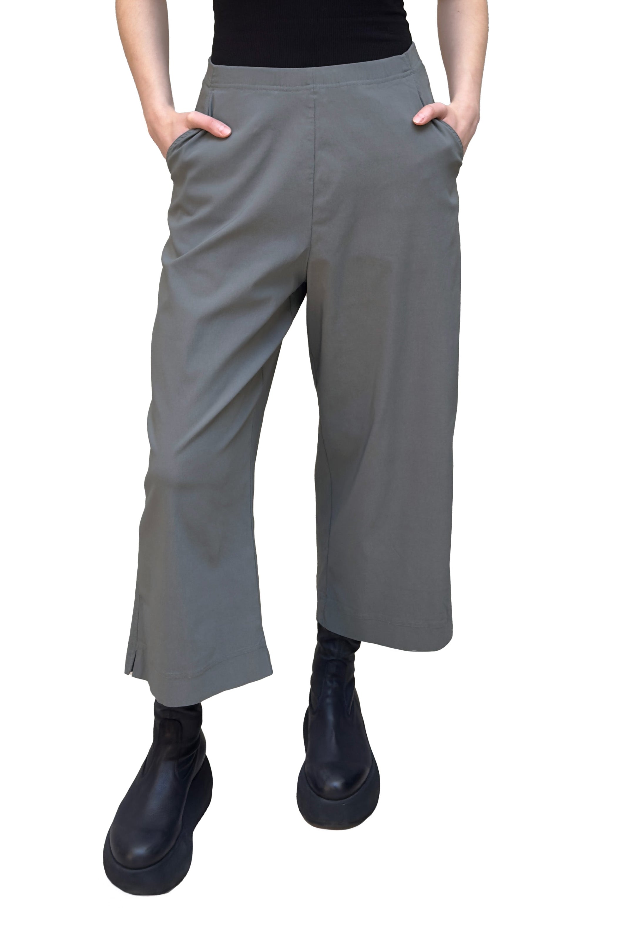 Women's regular rise wide leg pant with front slash pockets, back patch pockets  and flat elastic waistband. Made in a stretch technical fabric from black Label. In colour dark grey. Front view. 