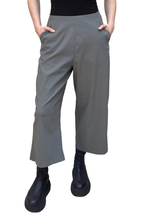 Women's regular rise wide leg pant with front slash pockets, back patch pockets  and flat elastic waistband. Made in a stretch technical fabric from black Label. In colour dark grey. Front view. 