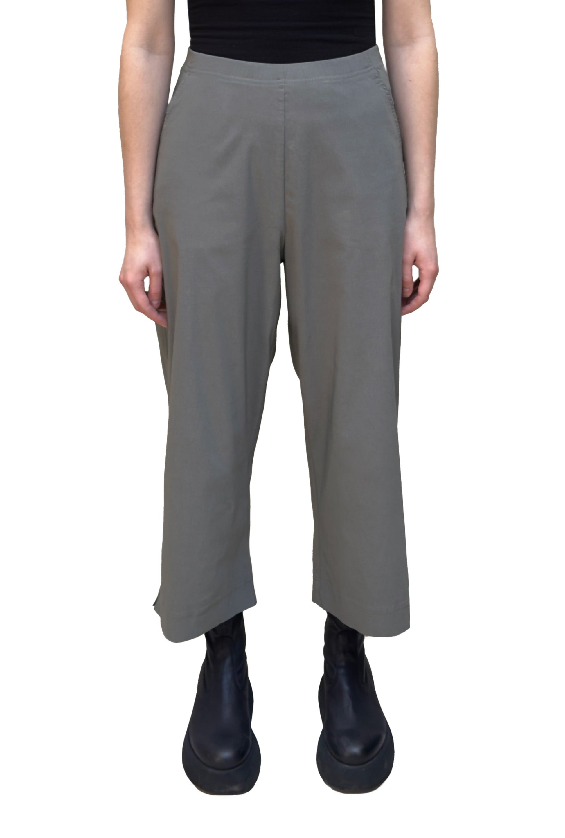 Women's regular rise wide leg pant with front slash pockets, back patch pockets  and flat elastic waistband. Made in a stretch technical fabric from black Label. In colour dark grey. Front view. 