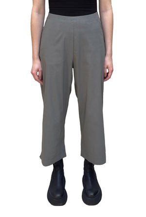 Women's regular rise wide leg pant with front slash pockets, back patch pockets  and flat elastic waistband. Made in a stretch technical fabric from black Label. In colour dark grey. Front view. 