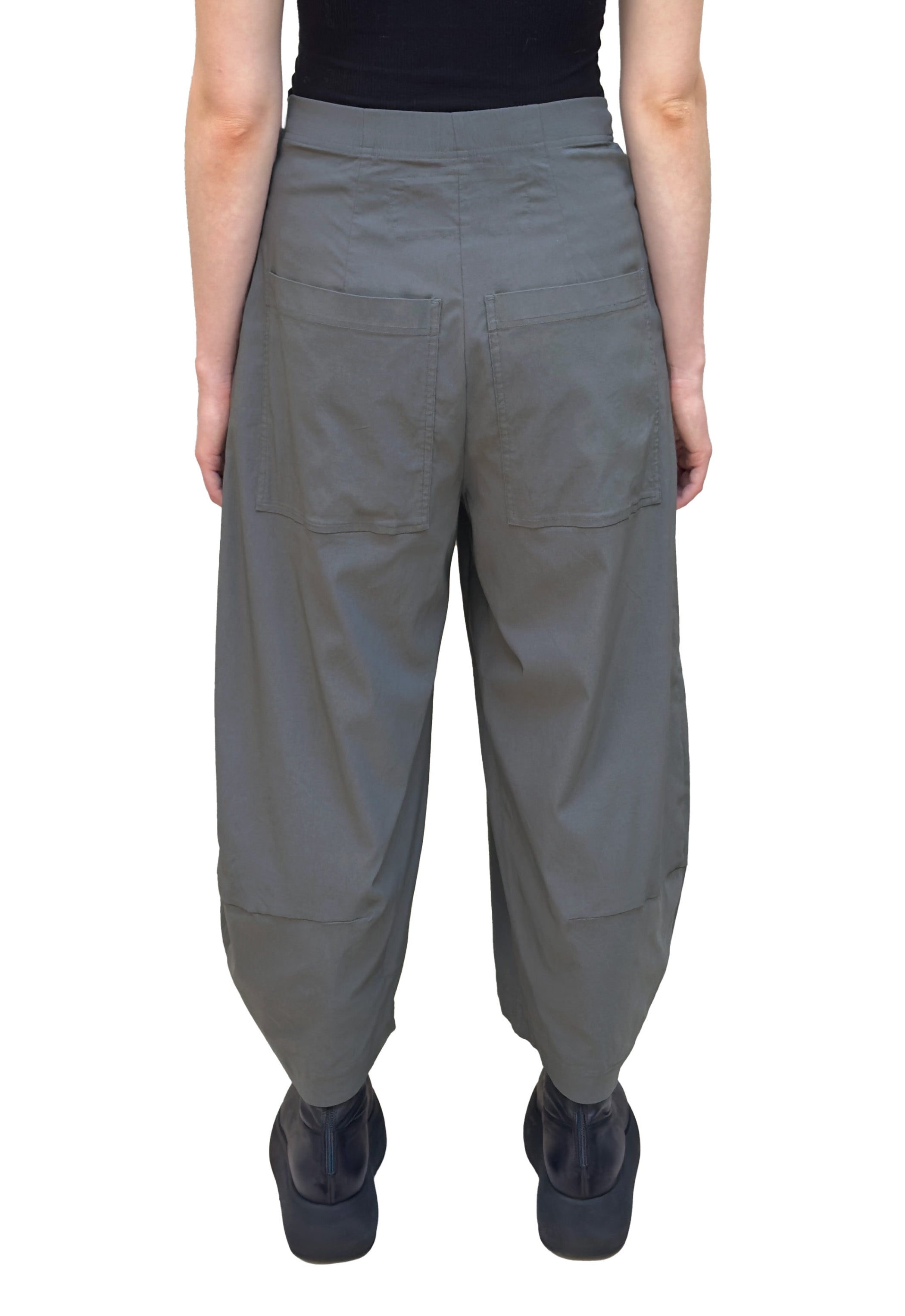 Women's long barrel leg pant with flat elastic waistband, side pockets, back patch pockets and asymmetric hem. Made in a technical stretch fabric from Black Label. In colour dark grey. Back view. 
