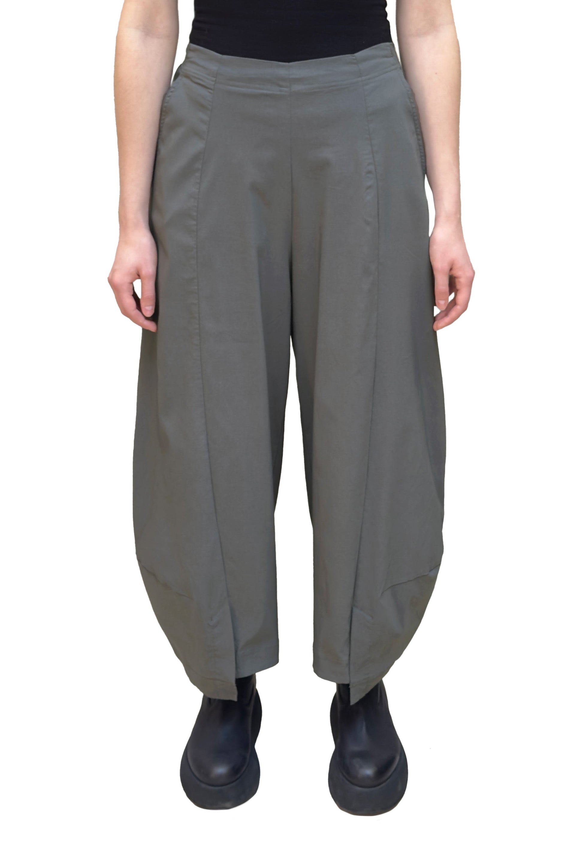 Women's long barrel leg pant with flat elastic waistband, side pockets, back patch pockets and asymmetric hem. Made in a technical stretch fabric from Black Label. In colour dark grey. Front view. 