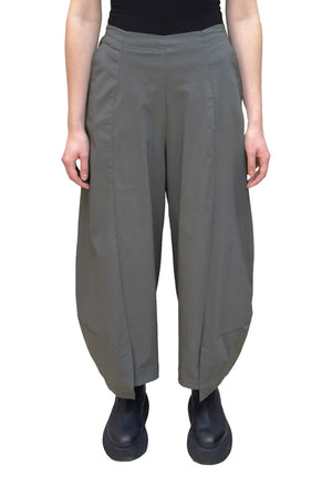 Women's long barrel leg pant with flat elastic waistband, side pockets, back patch pockets and asymmetric hem. Made in a technical stretch fabric from Black Label. In colour dark grey. Front view. 