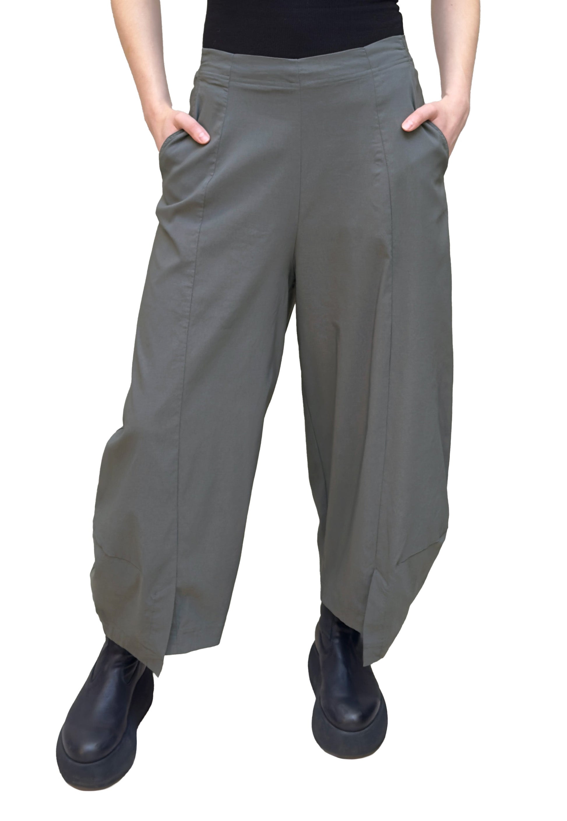 Women's long barrel leg pant with flat elastic waistband, side pockets, back patch pockets and asymmetric hem. Made in a technical stretch fabric from Black Label. In colour dark grey. Pocket view.