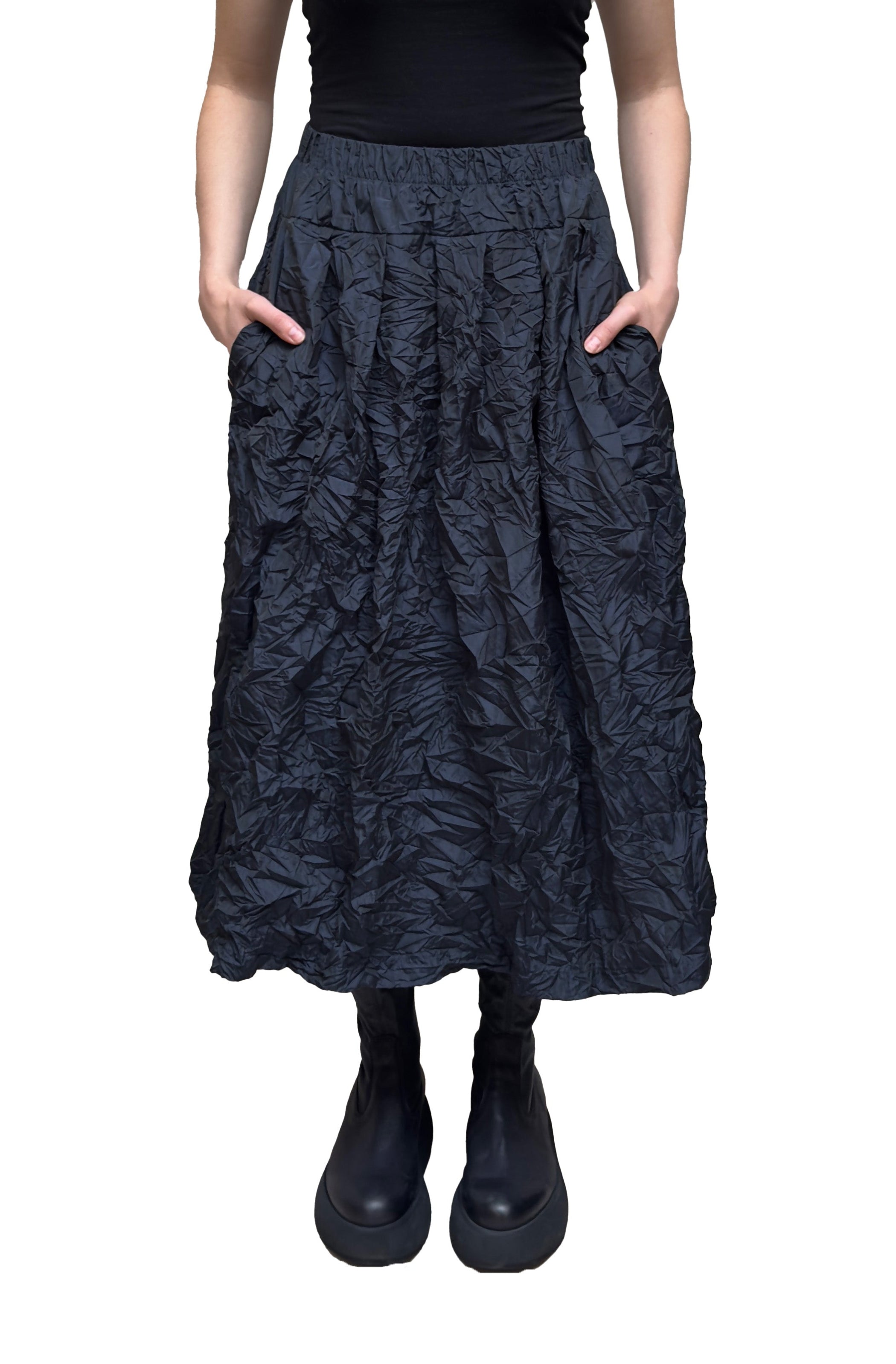 Women's long A-line pocketed skirt with elasticized waist band froM Mama B. Made in a crinkle fabric. In colour night. Front view.