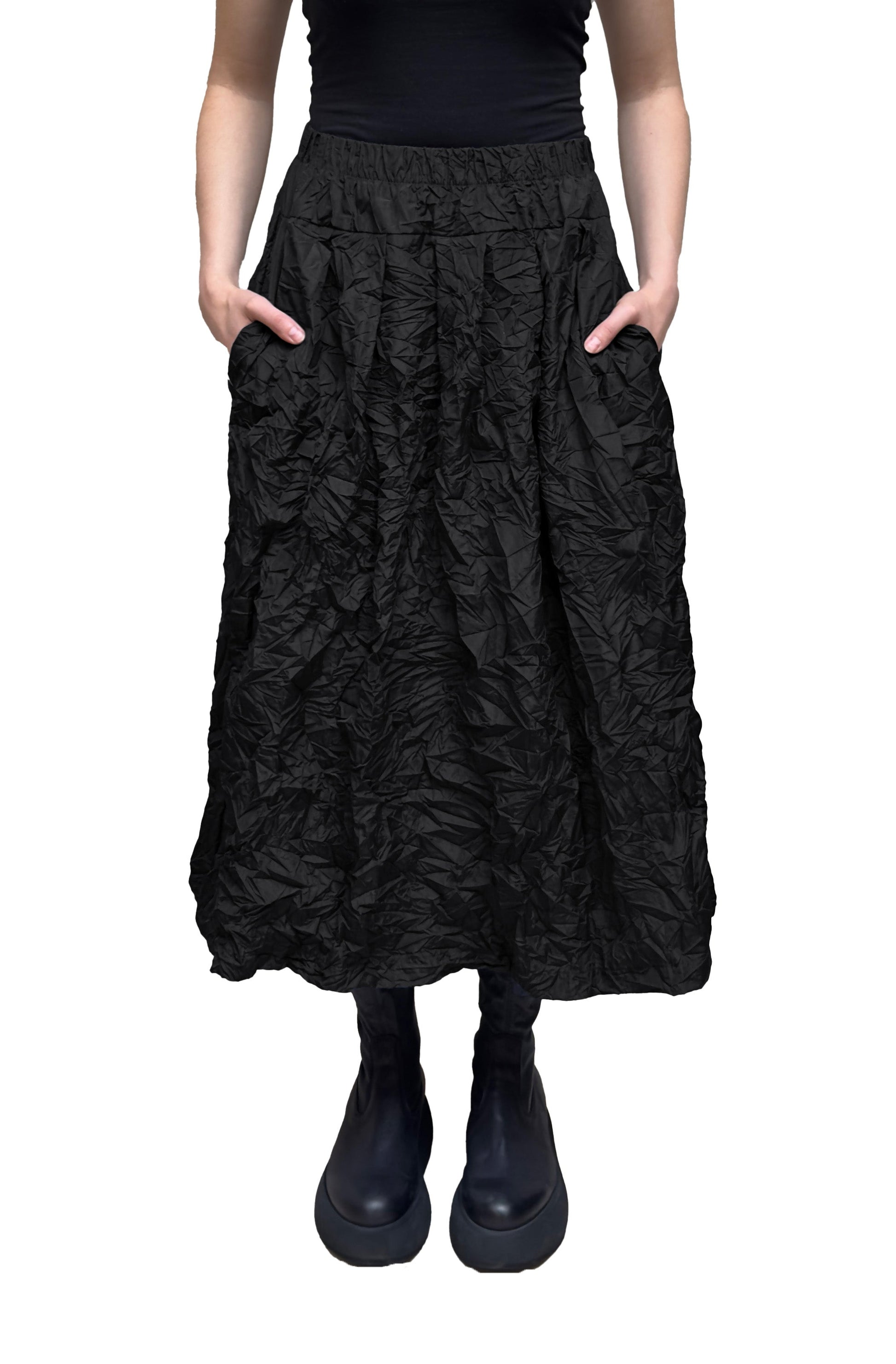 Women's long A-line pocketed skirt with elasticized waist band froM Mama B. Made in a crinkle fabric. In colour black. Full front view.