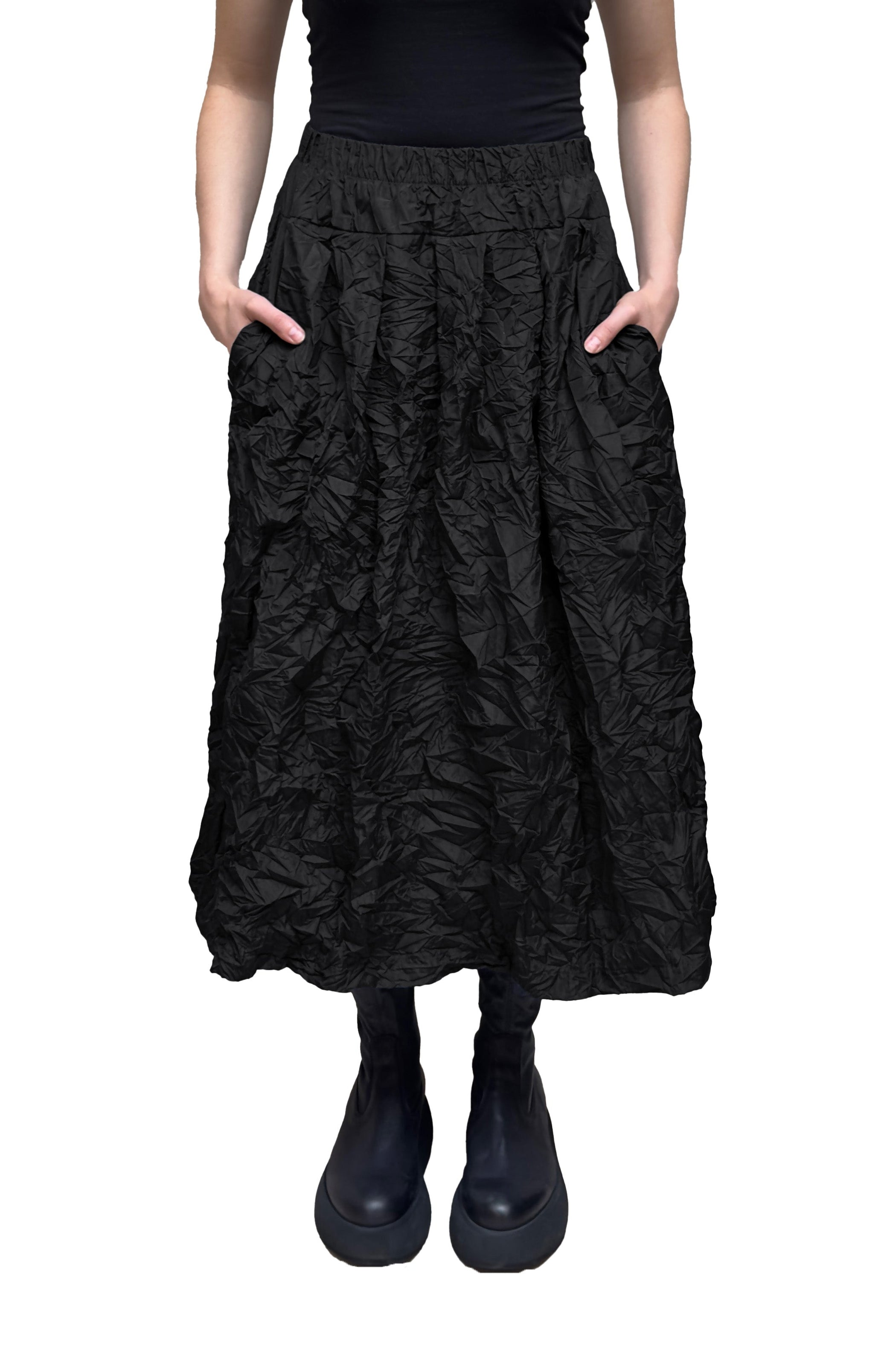 Women's long A-line pocketed skirt with elasticized waist band froM Mama B. Made in a crinkle fabric. In colour black. Full front view.