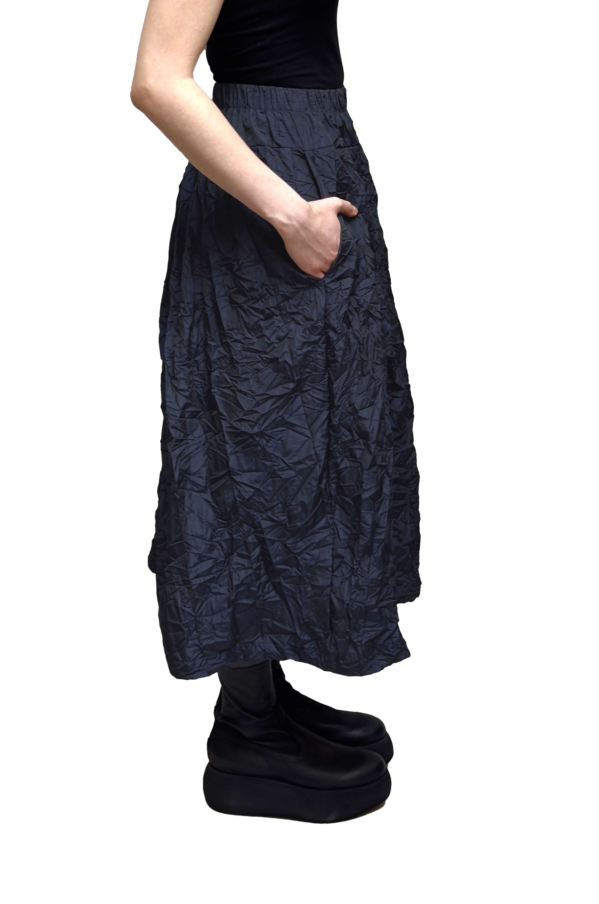Women's long A-line pocketed skirt with elasticized waist band froM Mama B. Made in a crinkle fabric. In colour night. Side view.
