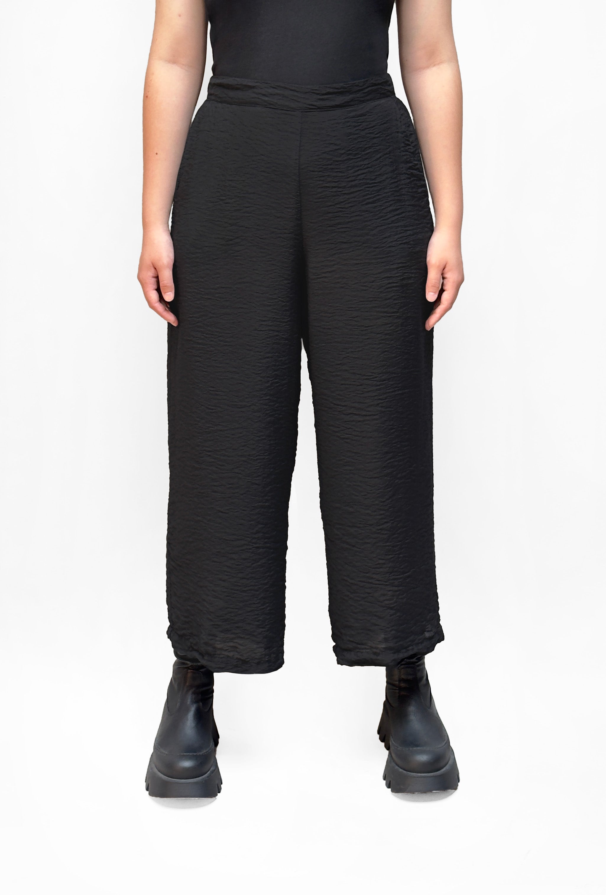 MOTION Parachute Crop Wide Leg Pant in Black