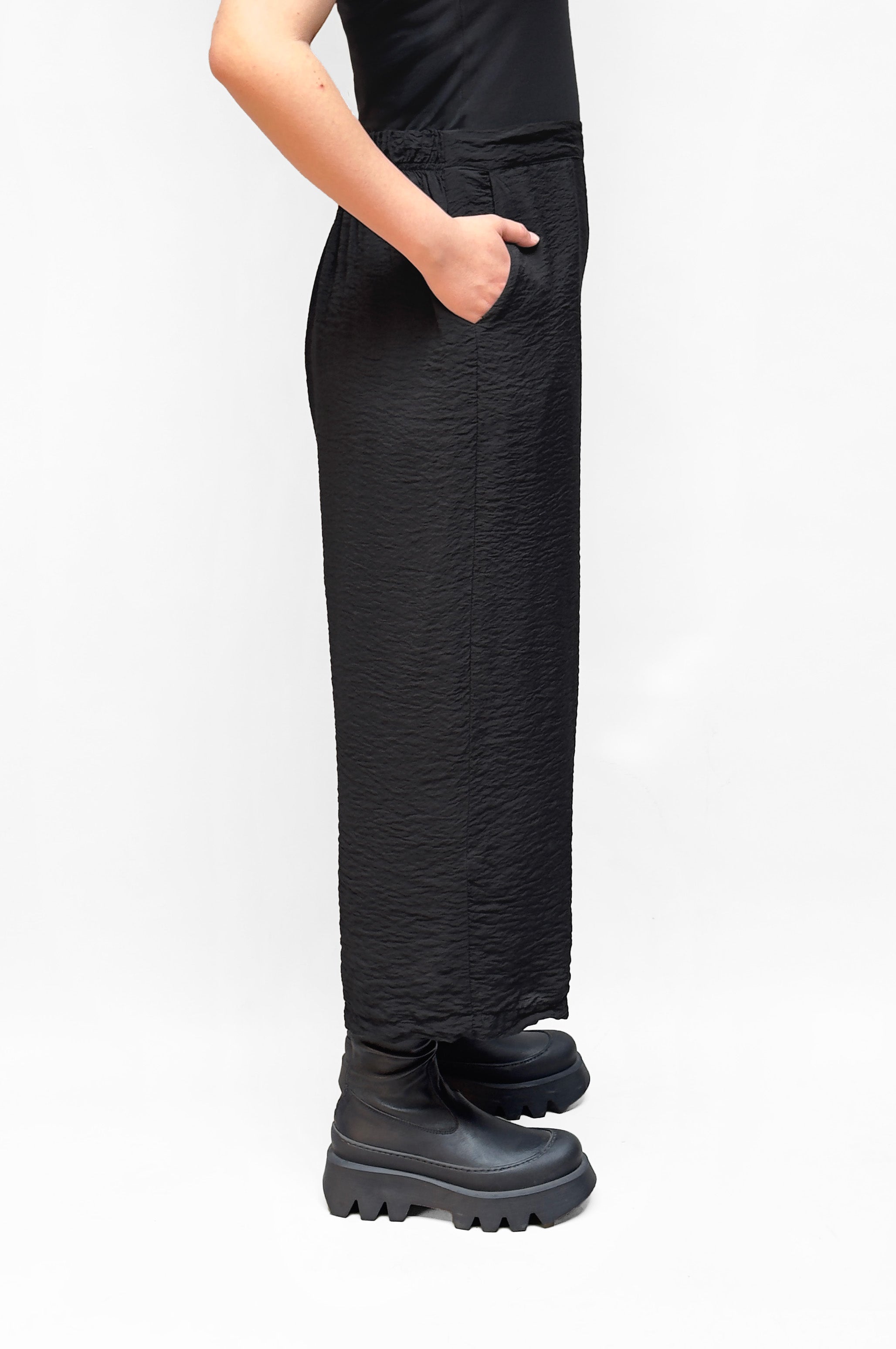 MOTION Parachute Crop Wide Leg Pant in Black