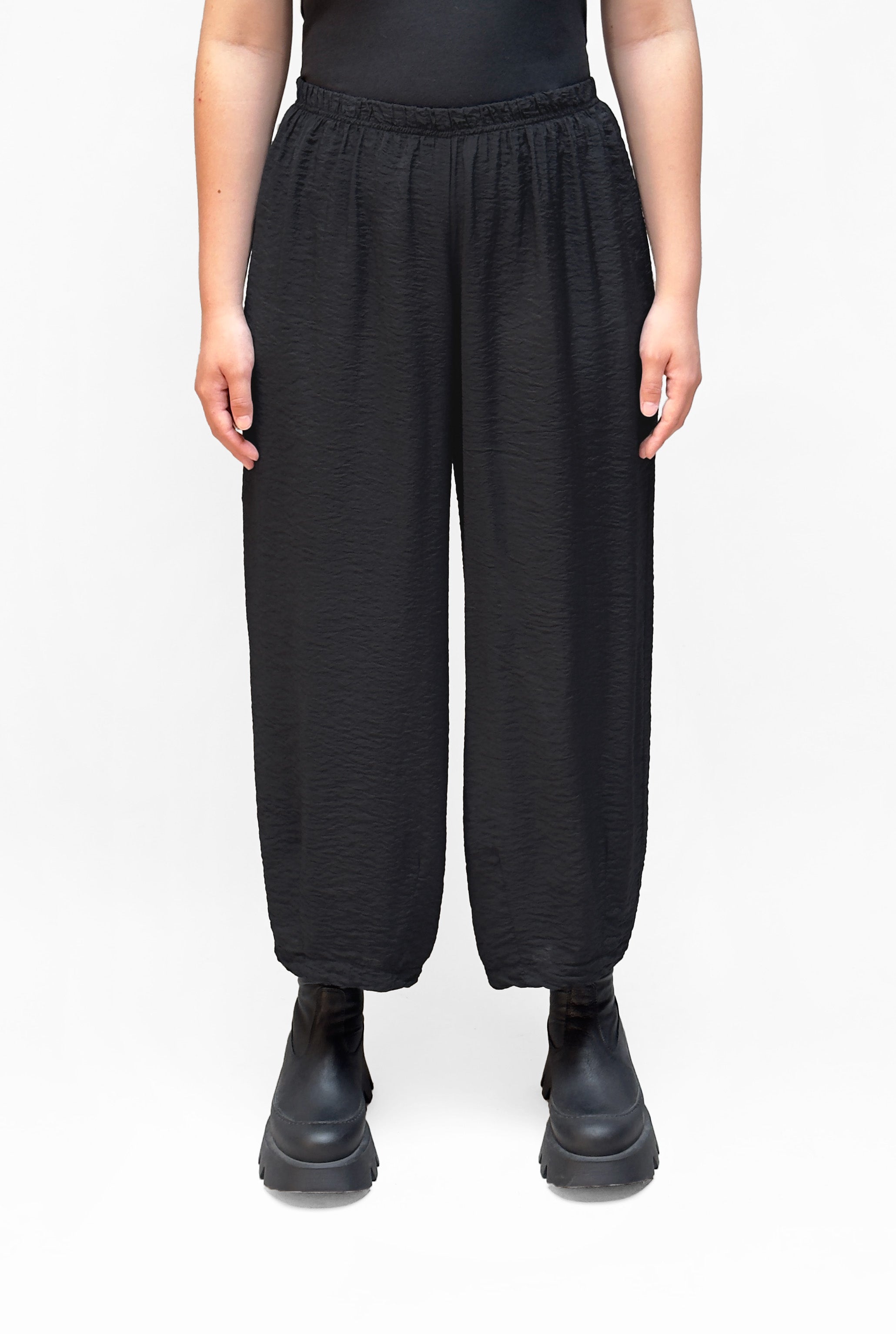 MOTION Parachute Cropped Darted Pant in Black