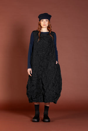 Women's long sleeveless dress from Mama B. Made in Crinkled taffeta fabric. In colour black. Front view.