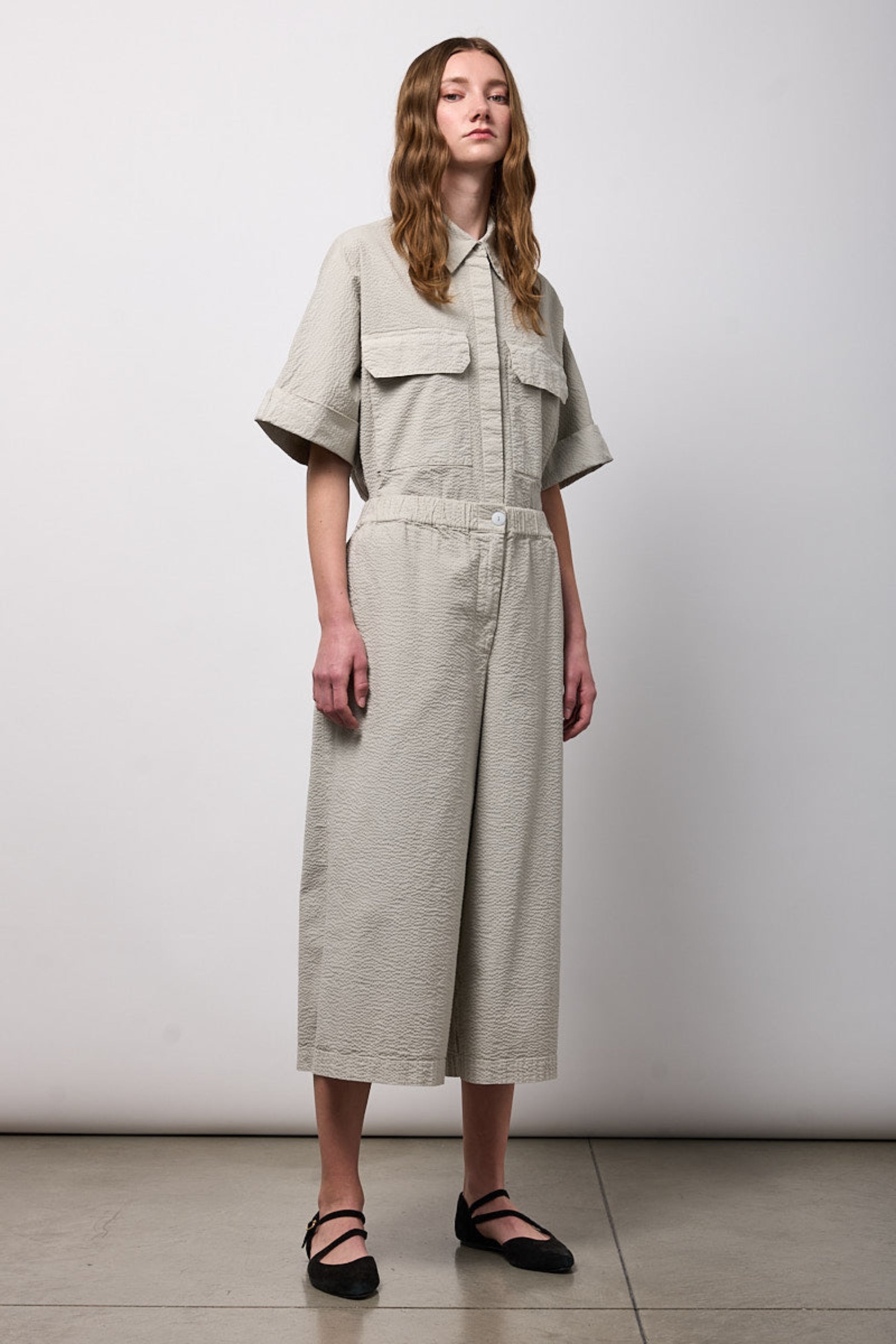 NEIRAMI Cropped Wide Leg Pant in Shell