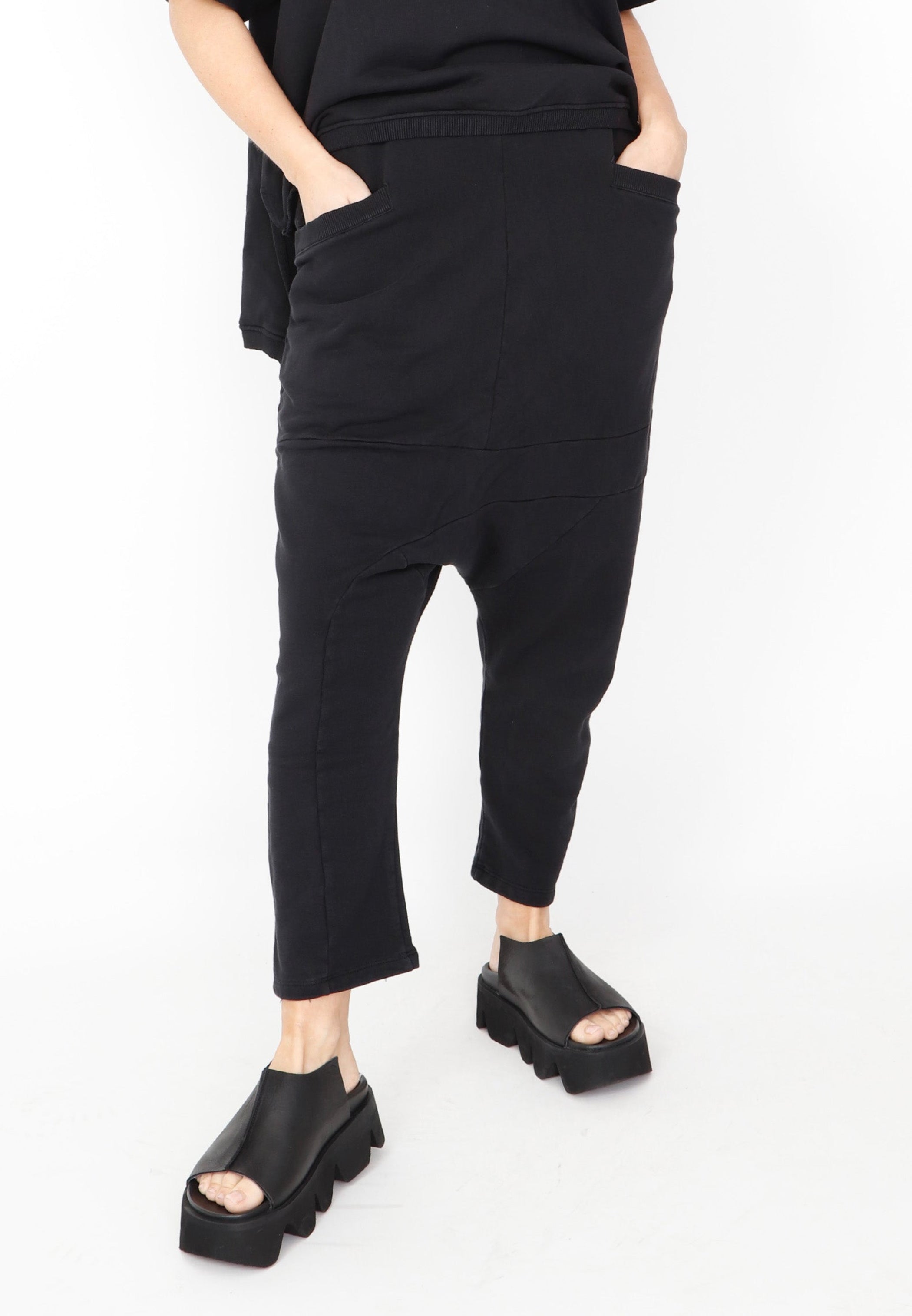 Women's relaxed drop rise pant featuring side pockets and an elastic waistband. Made in a French Terry fabric. In colour black by Sort Aarhus. Front view.