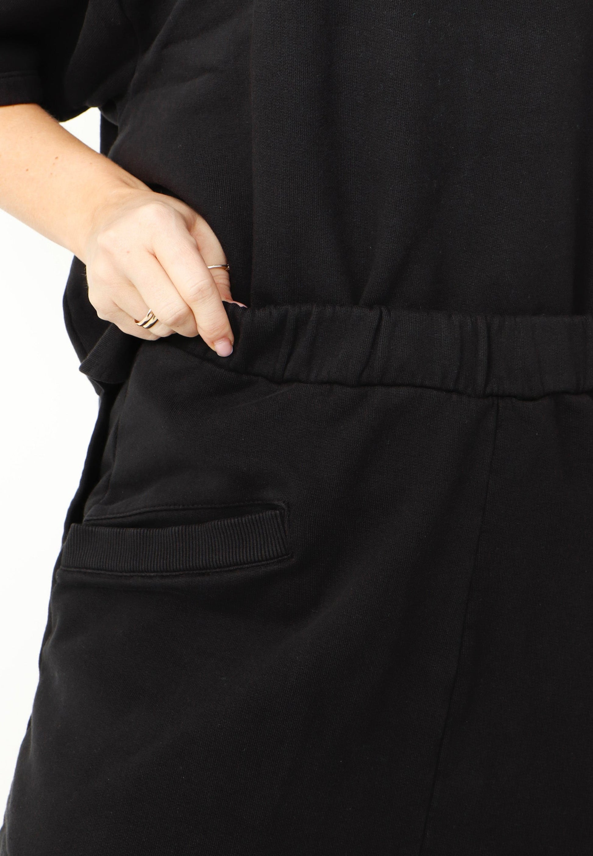 Women's relaxed drop rise pant featuring side pockets and an elastic waistband. Made in a French Terry fabric. In colour black by Sort Aarhus. Detail view.