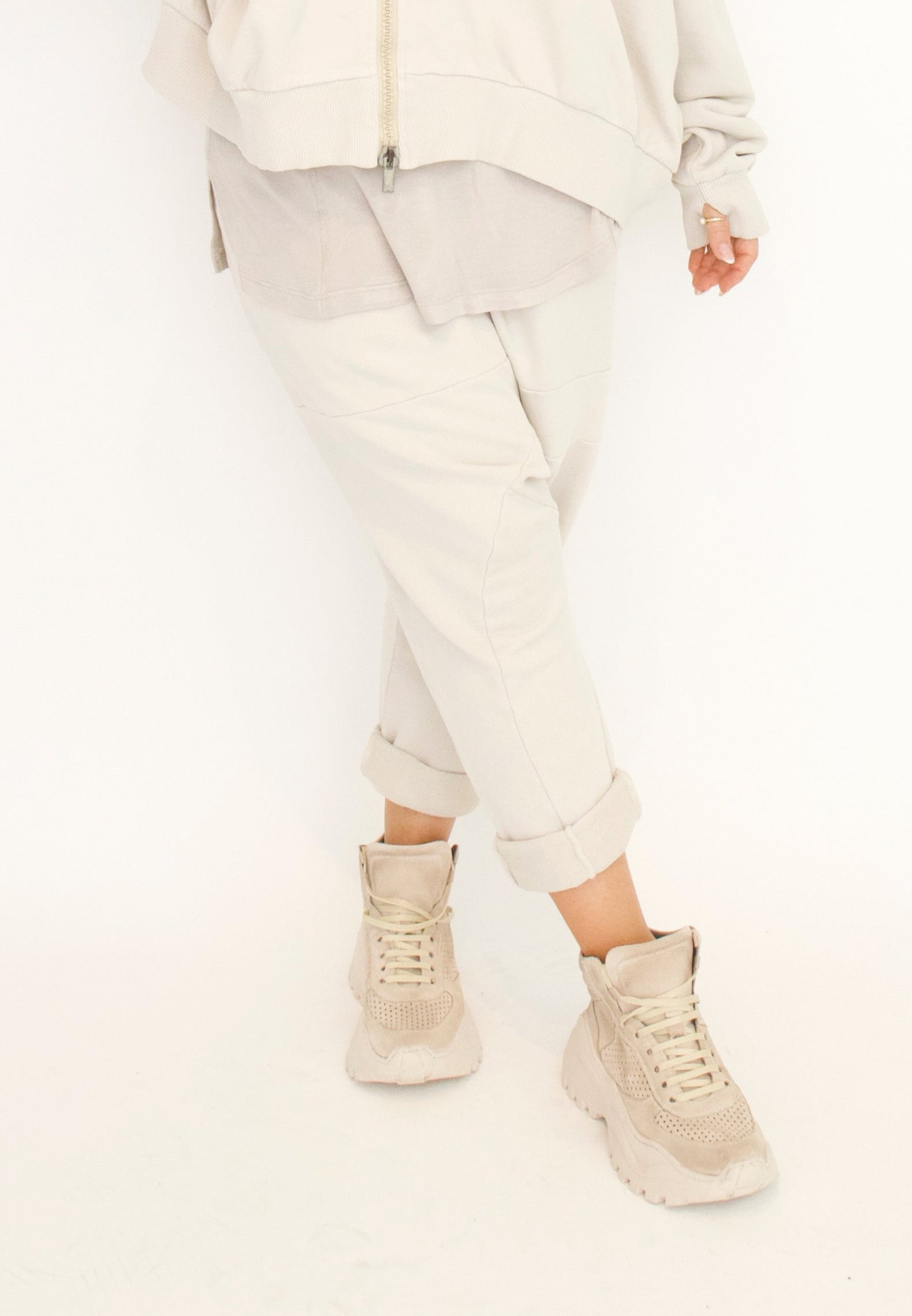 Women's relaxed drop rise pant featuring side pockets and an elastic waistband. Made in a French Terry fabric. In colour creme by Sort Aarhus. Front view.