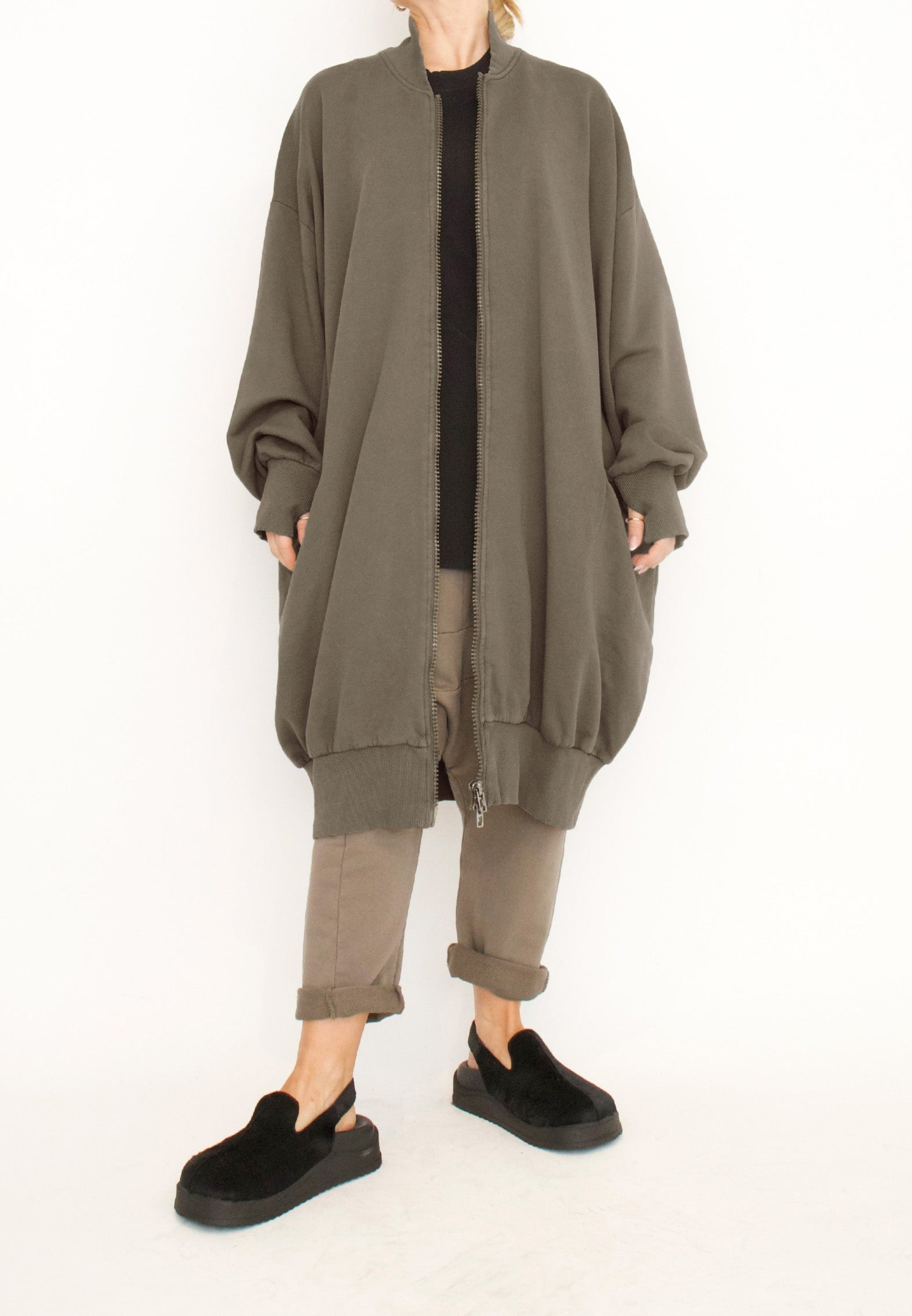 Women's long zip up cardigan, with long sleeves, ribbed collar, cocoon shaped silhouette and pockets. Made in French Terry fabric by Sort Aarhus. Colour khaki. Front view.