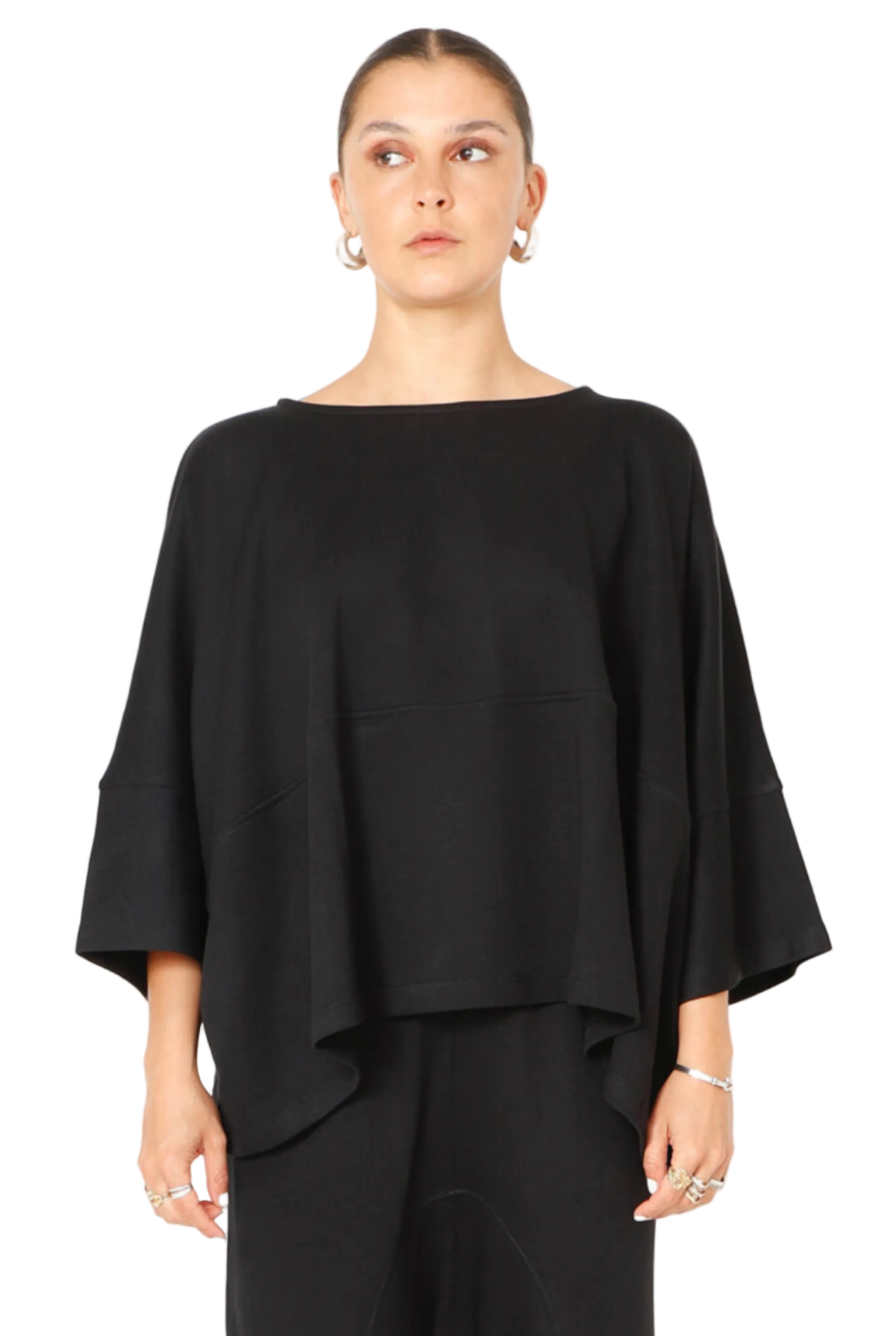 Women's round neck boxy blouse with 3/4 length sleeves. Made in a French Terry fabric. In colour black by Sort Aarhus. Front view. 