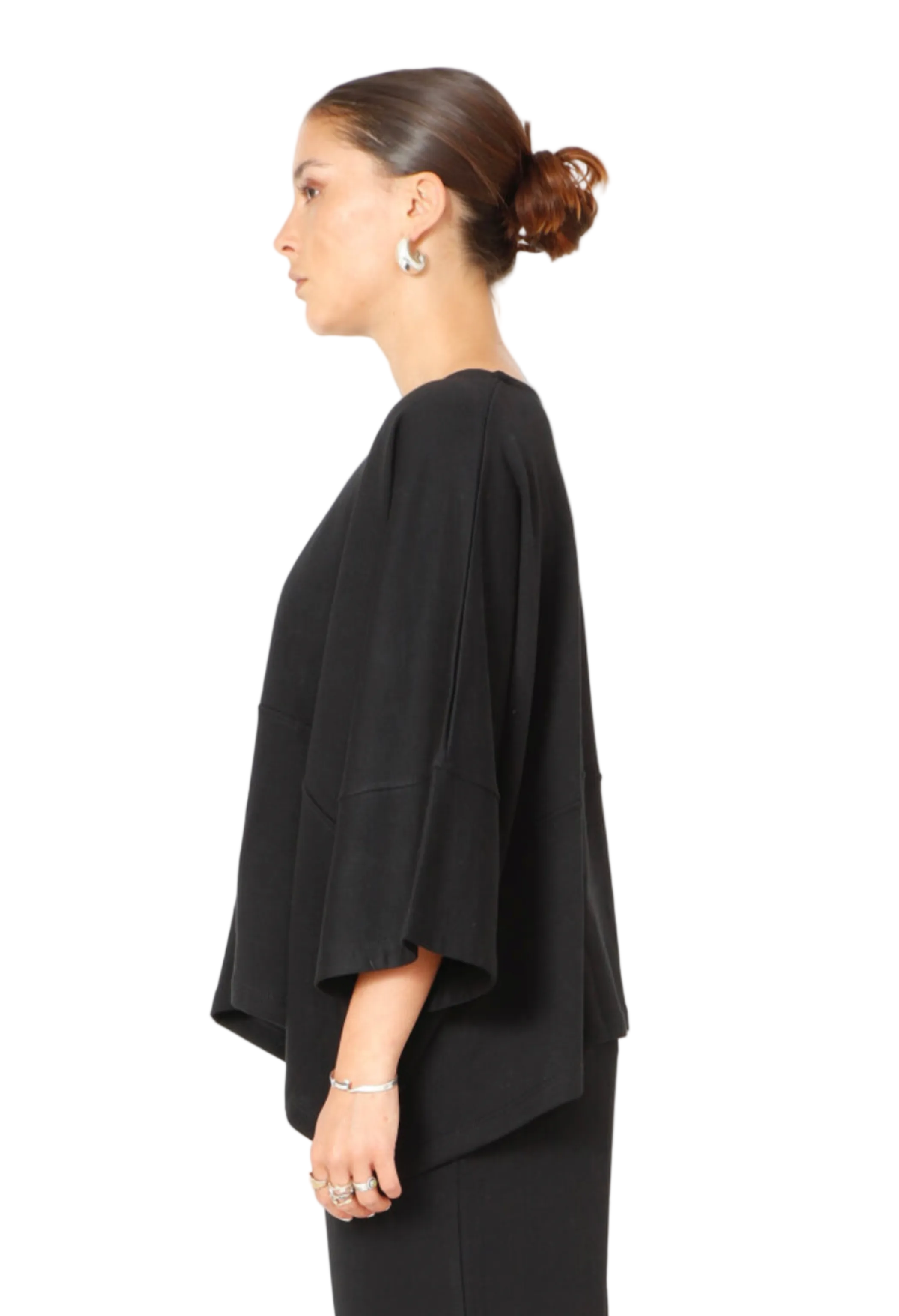 Women's round neck boxy blouse with 3/4 length sleeves. Made in a French Terry fabric. In colour black by Sort Aarhus.Side view.