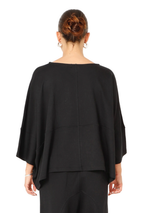 Women's round neck boxy blouse with 3/4 length sleeves. Made in a French Terry fabric. In colour black by Sort Aarhus. Back view.