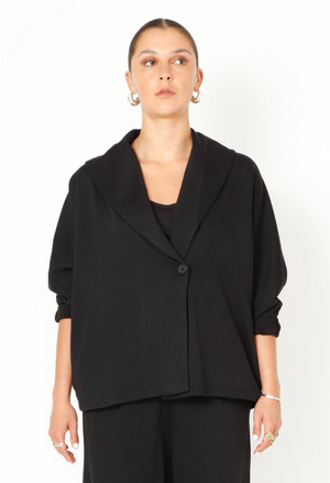 Women's boxy cardigan with a relaxed fit, button closure, and a casual collar. Made in a French Terry fabric. In colour black by Sort Aarhus. Front view. 