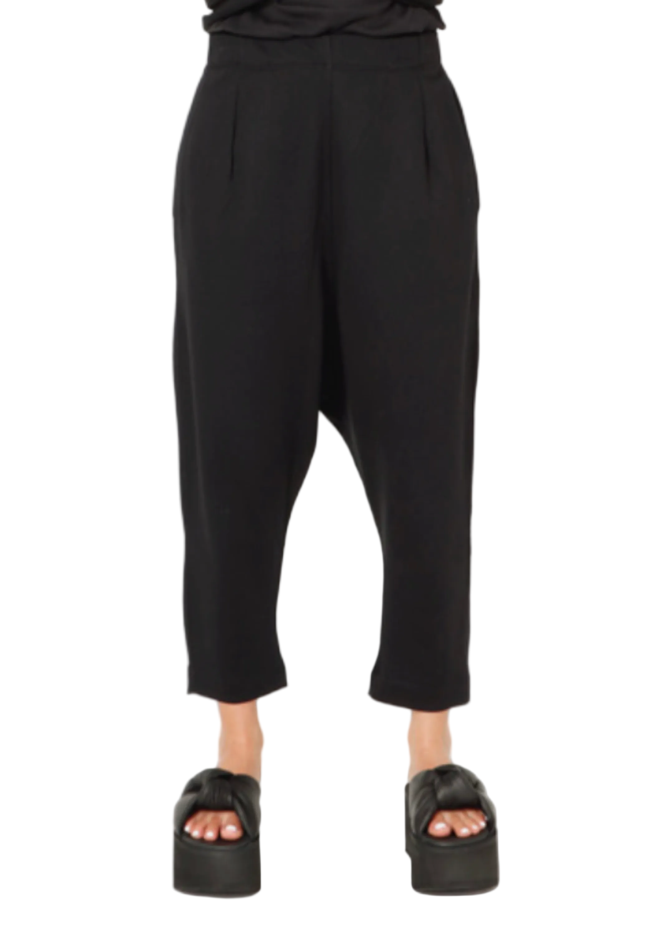 Women's relaxed drop rise pant featuring side pockets and an elastic waistband. Made in a French Terry fabric. In colour black by Sort Aarhus. Front view.