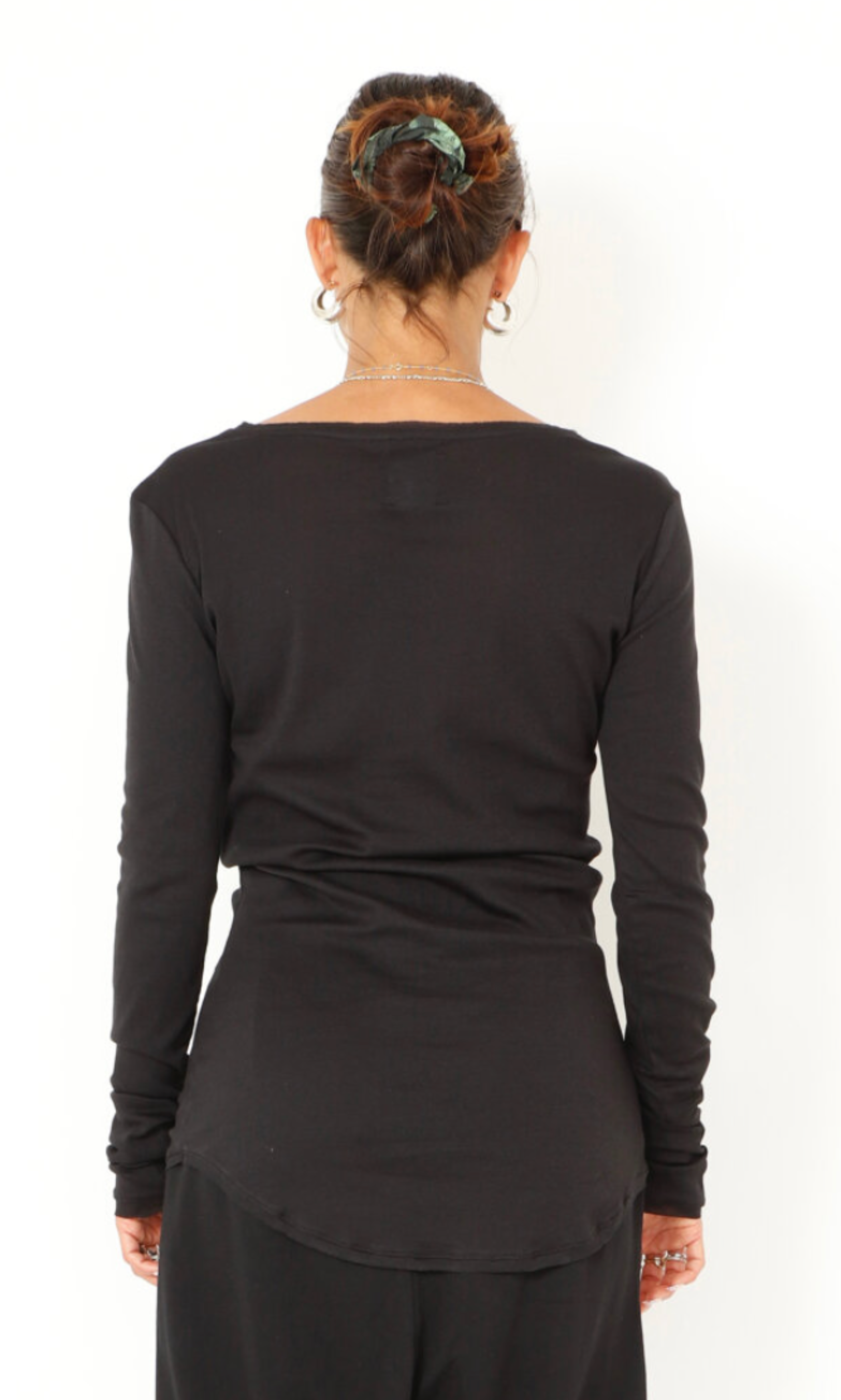 Women's soft, organic cotton long sleeve tee by Sort Aarhus. In colour black. Back view.