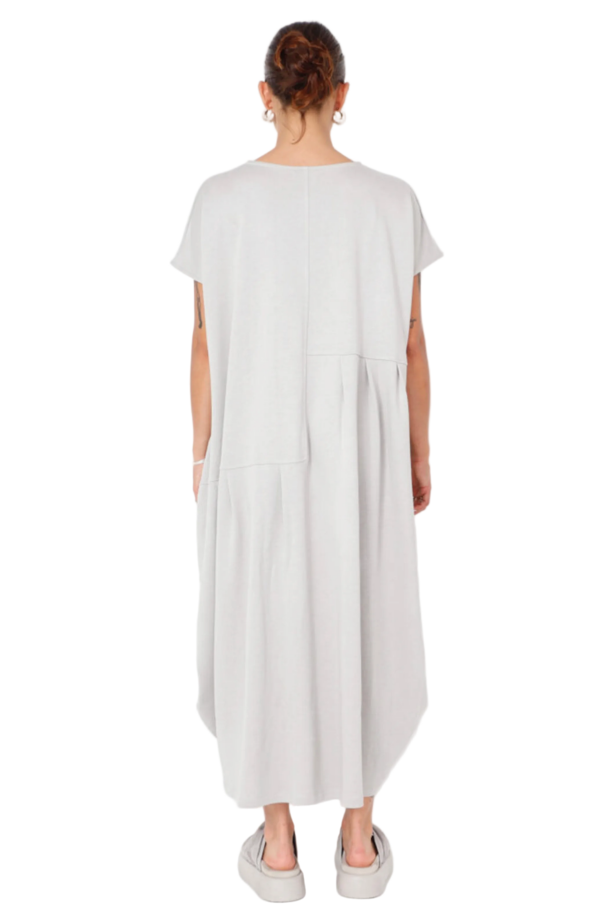 Women's round neck, cap sleeve, long dress with pockets, made of French Terry fabric. In colour Pearl by Sort Aarhus. Back view.