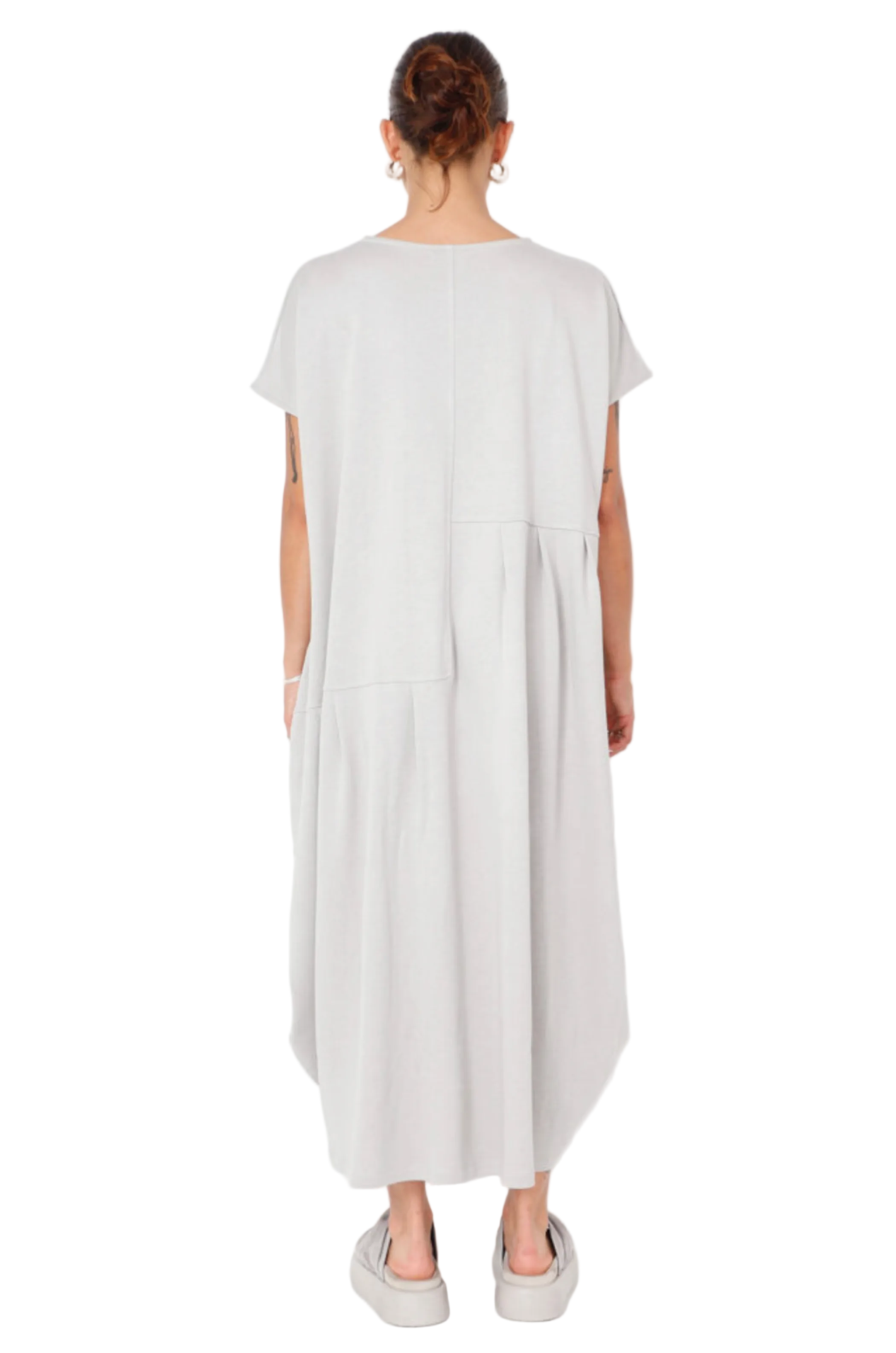 Women's round neck, cap sleeve, long dress with pockets, made of French Terry fabric. In colour Pearl by Sort Aarhus. Back view.