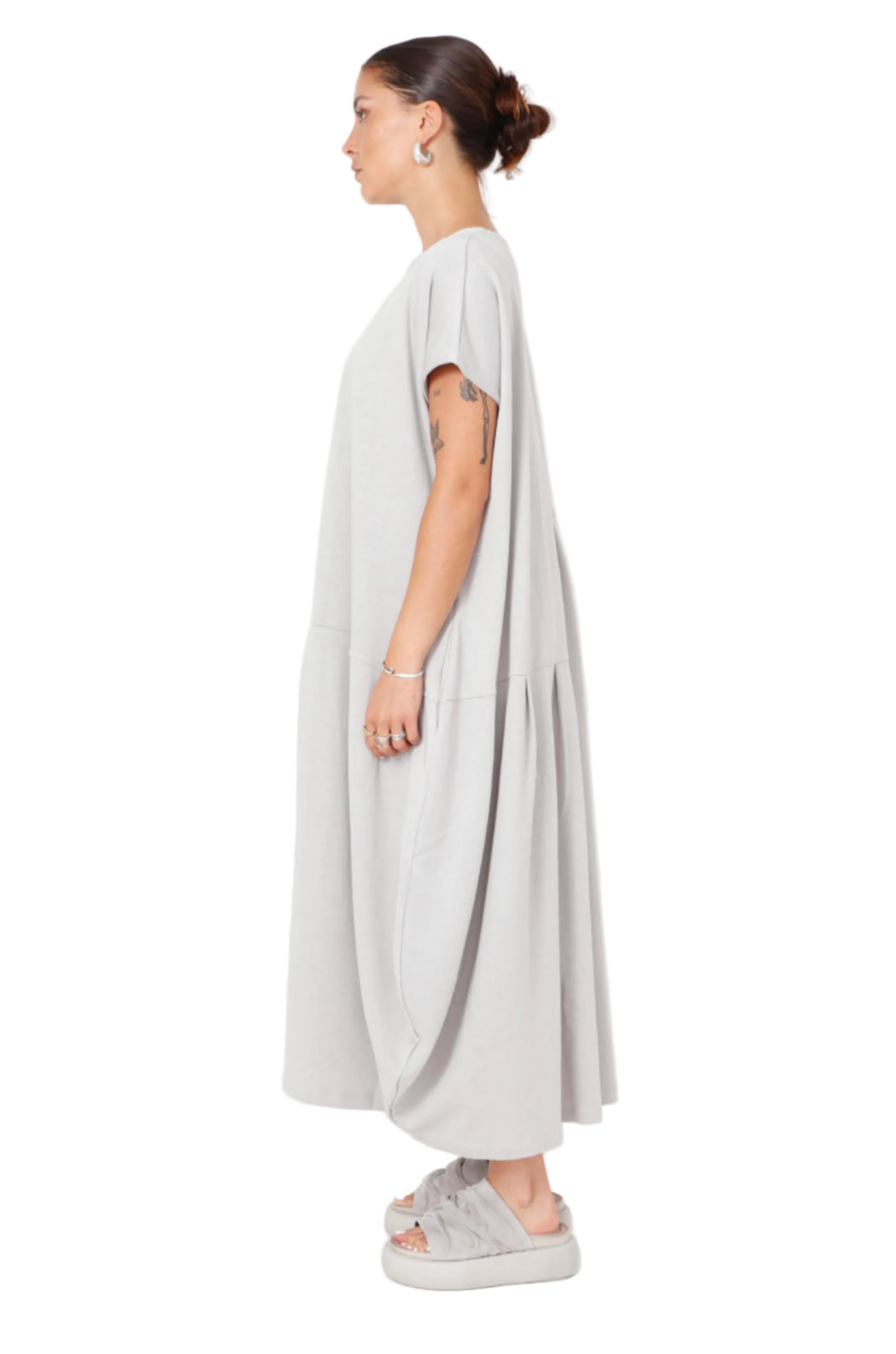 Women's round neck, cap sleeve, long dress with pockets, made of French Terry fabric. In colour Pearl by Sort Aarhus. Side view.