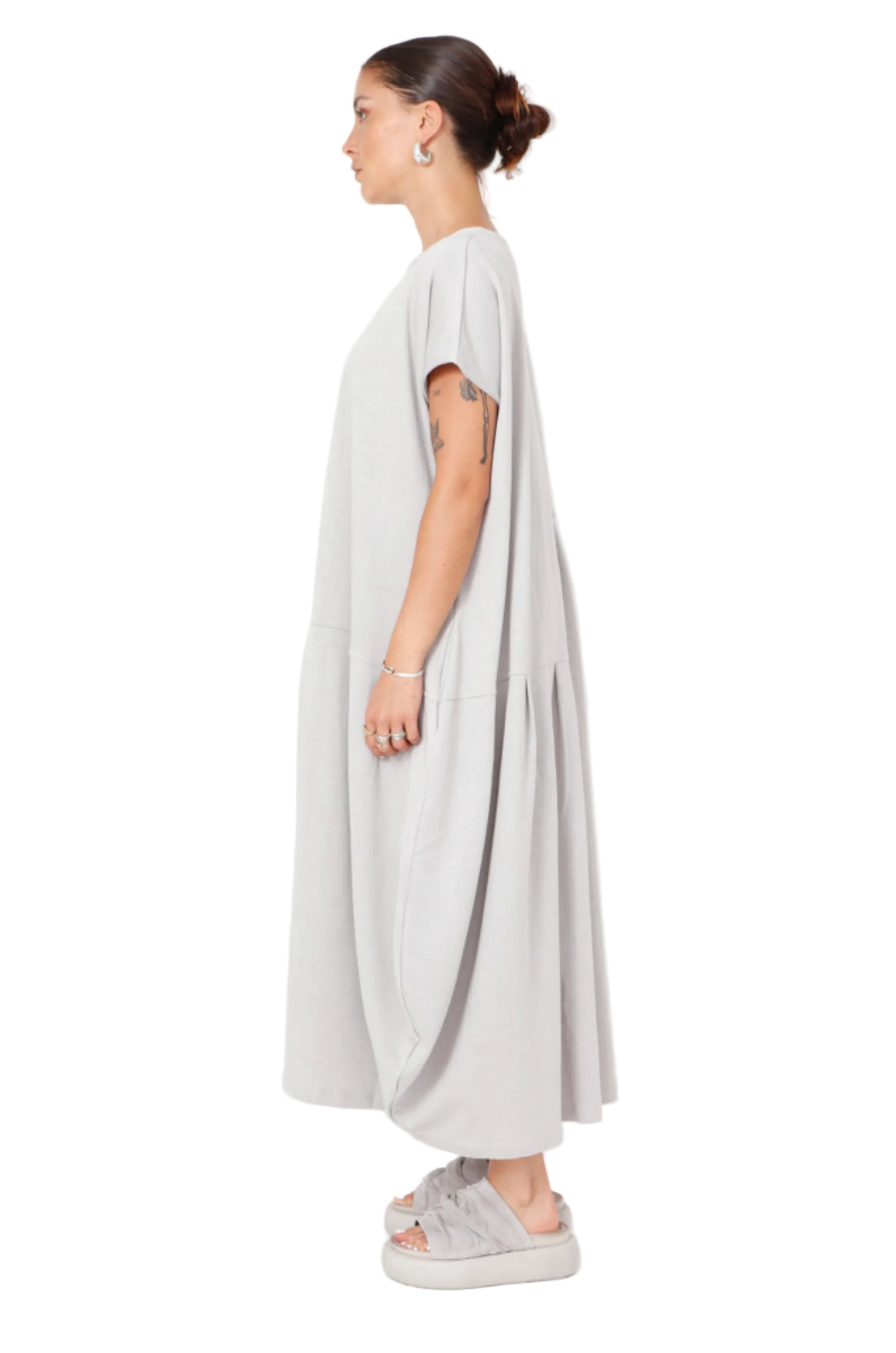 Women's round neck, cap sleeve, long dress with pockets, made of French Terry fabric. In colour Pearl by Sort Aarhus. Side view.