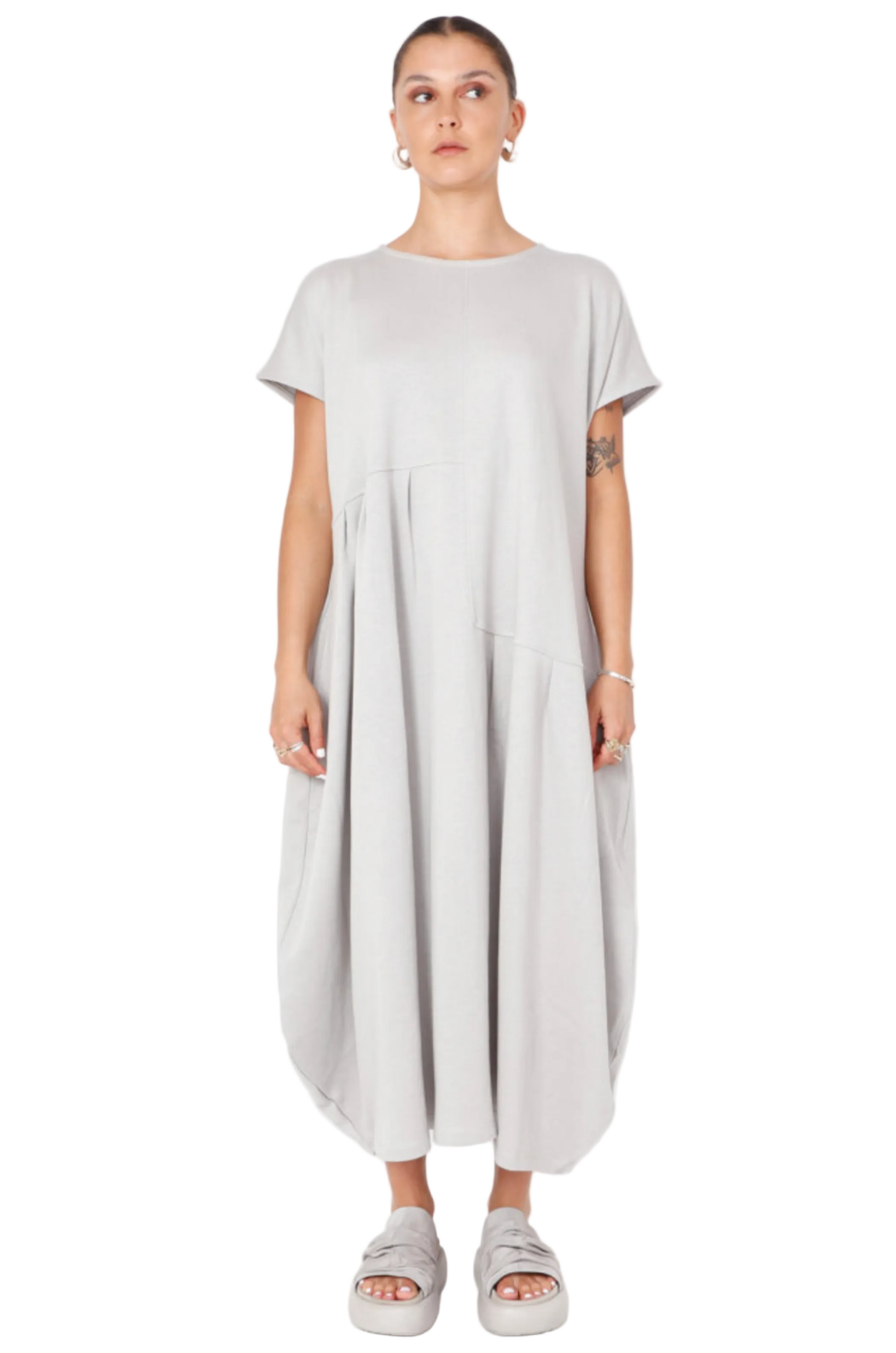Women's round neck, cap sleeve, long dress with pockets, made of French Terry fabric. In colour Pearl by Sort Aarhus. Front view.