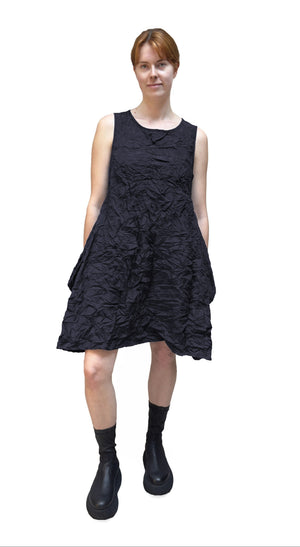 Women's short sleeveless dress from Mama B. Made in Crinkled taffeta fabric. In colour night. Front view.