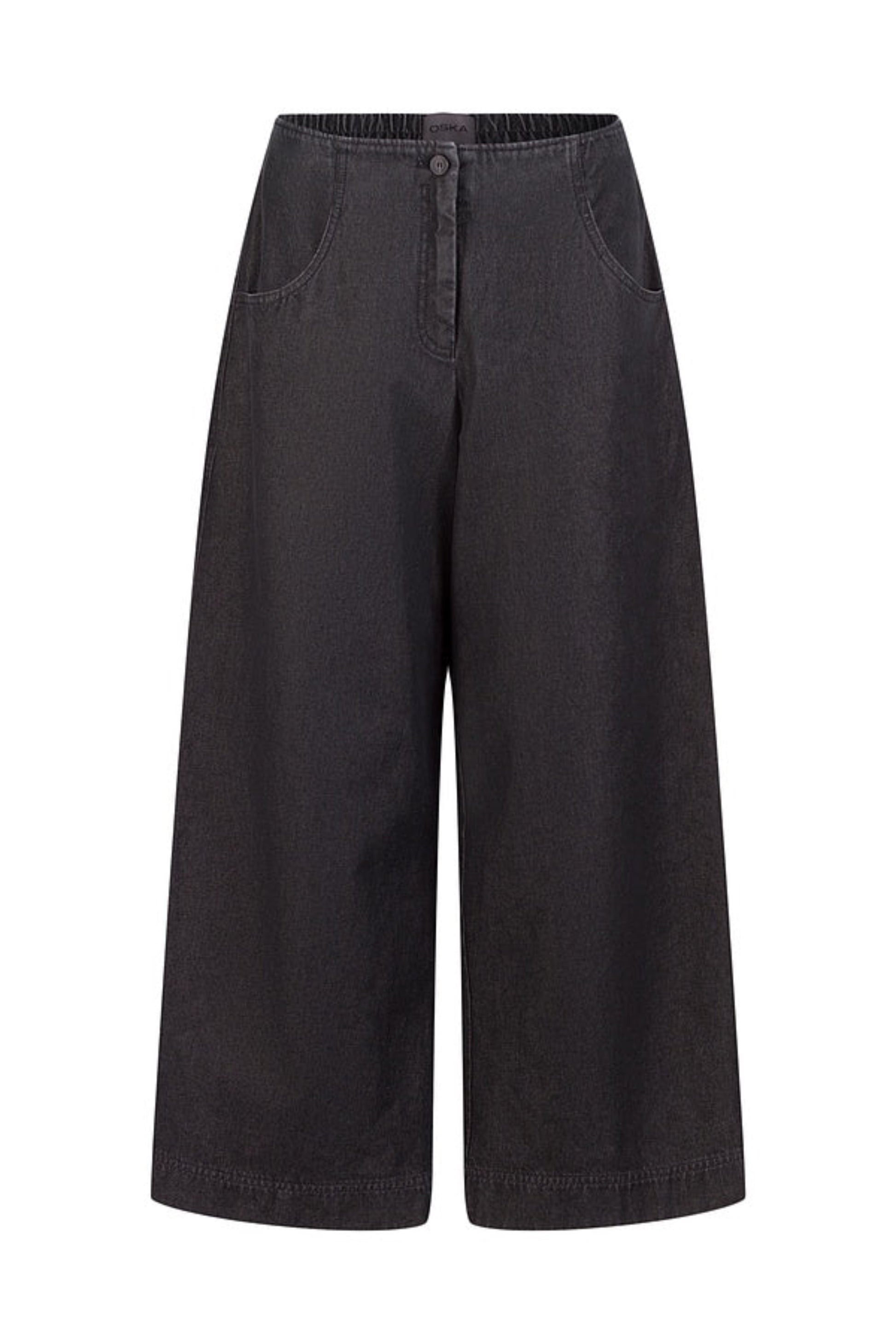 Women's wide leg pant with flat front button closure, curved front slash pockets and back patch pockets. Made in a denim fabric from Oska. In colour black. Front view.