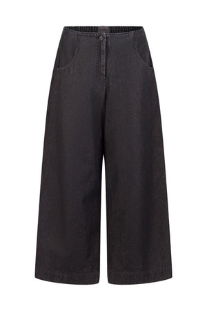 Women's wide leg pant with flat front button closure, curved front slash pockets and back patch pockets. Made in a denim fabric from Oska. In colour black. Front view.
