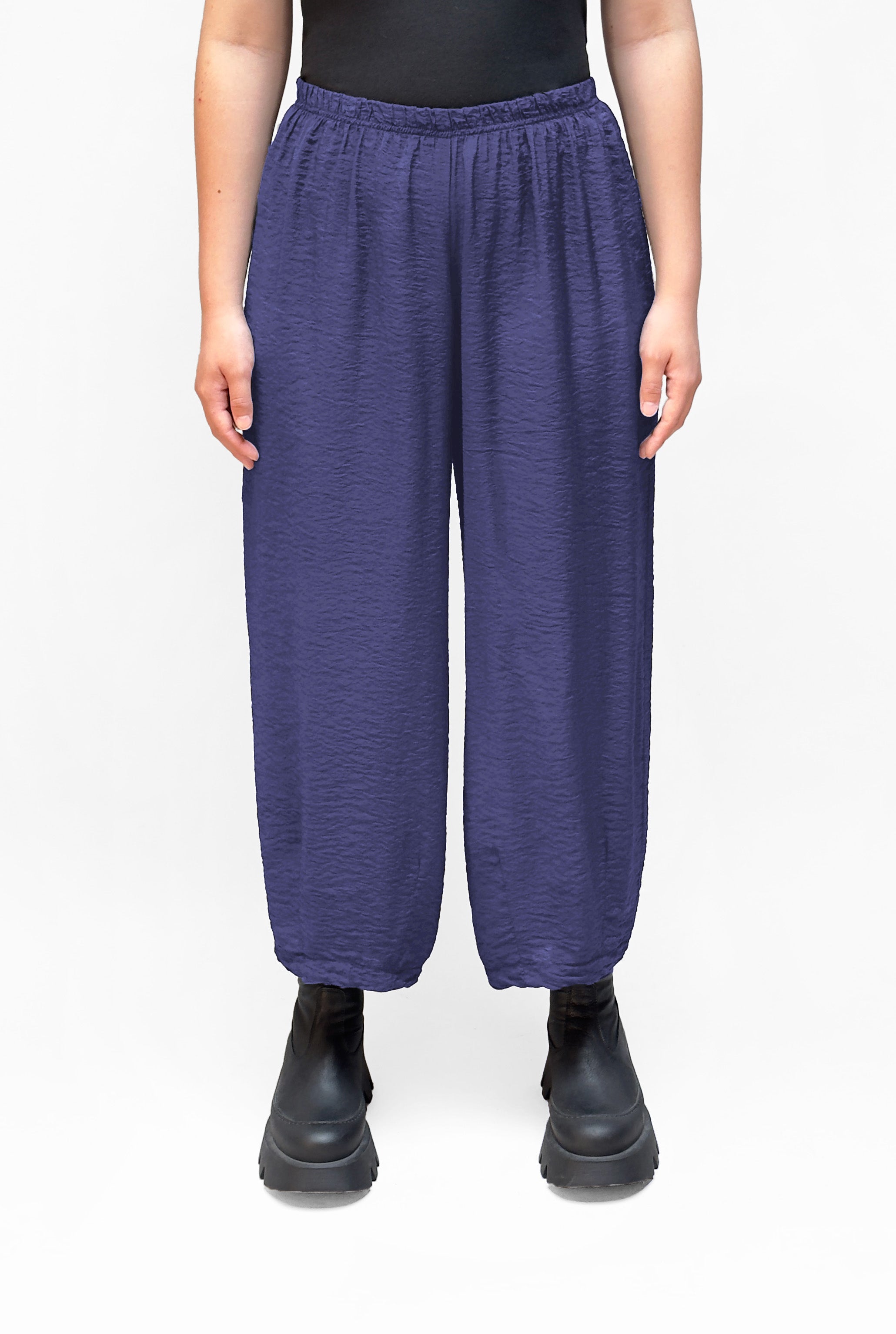 MOTION Parachute Cropped Darted Pant in Admiral