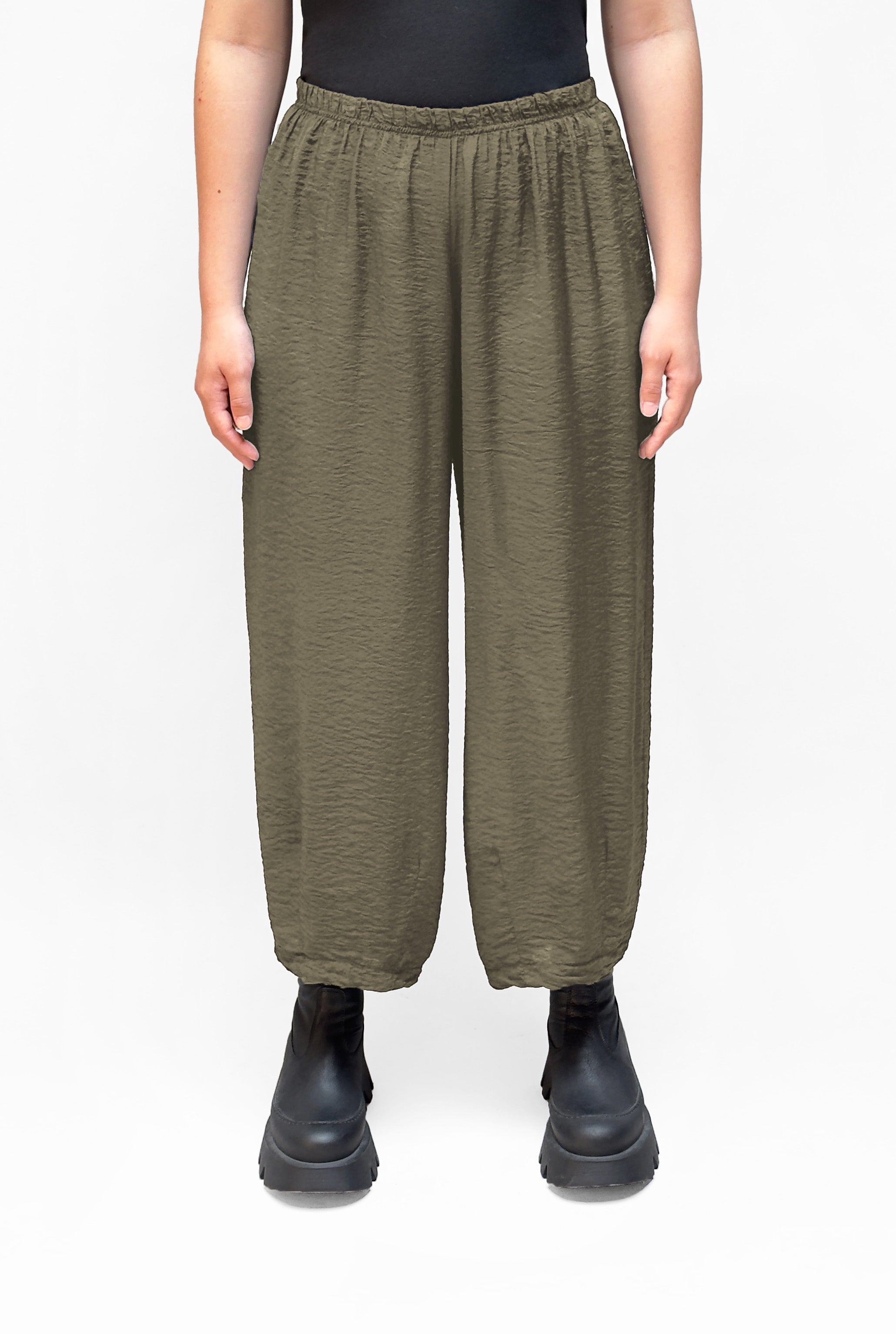 MOTION Parachute Cropped Darted Pant in Earth