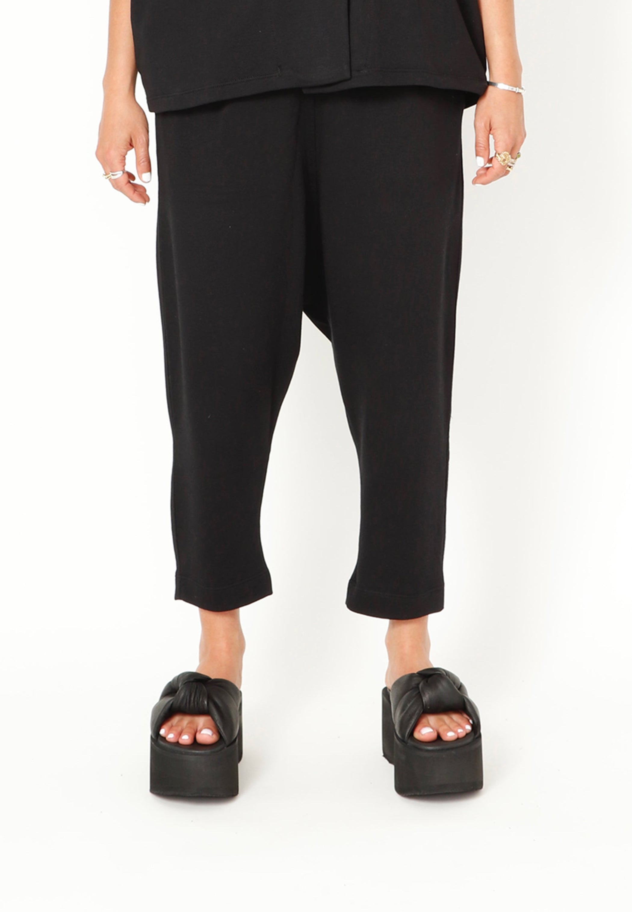 Sort Aarhus French Terry Drop-Rise Pocketed Pants in Black