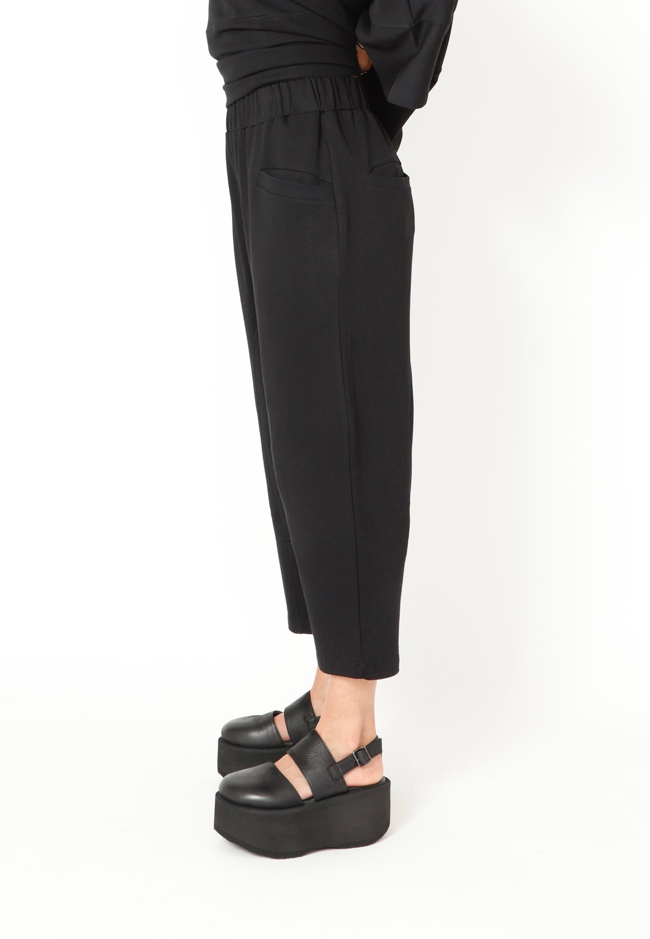 Sort Aarhus French Terry Drop-Rise Pocketed Pants in Black