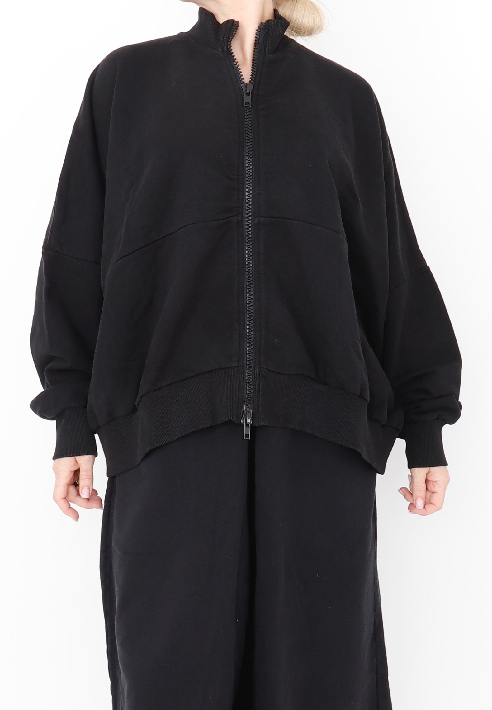 Women's long sleeve zip up cardigan, with a short rounded silhouette. Made from an organic cotton French Terry fabric from Sort Aarhus. In colour black. Front view.  